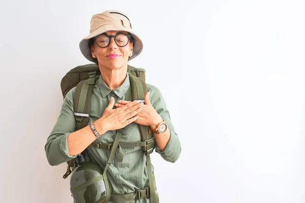 Wanderin Mittleren Alters Mit Rucksackkantinenbrille Über Isoliertem Weißem Hintergrund Lächelnd — Stockfoto