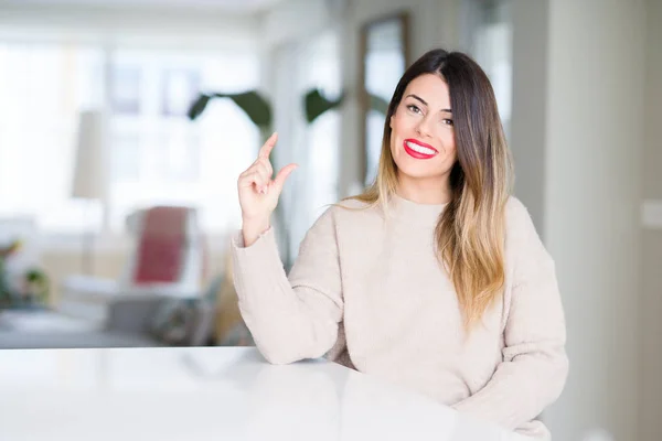 Mujer Hermosa Joven Con Suéter Invierno Casa Sonriente Seguro Gesto — Foto de Stock