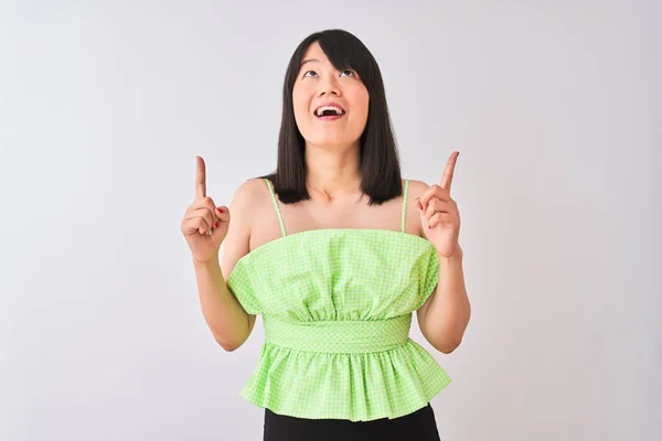 Young Beautiful Chinese Woman Wearing Green Shirt Isolated White Background — Stock Photo, Image