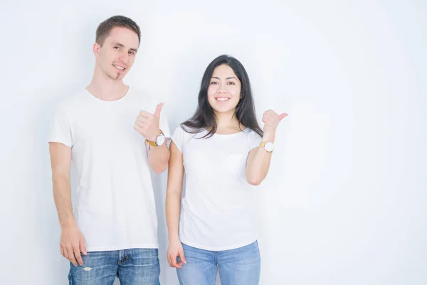 Jonge Mooie Paar Dragen Casual Shirt Staande Geïsoleerde Witte Achtergrond — Stockfoto