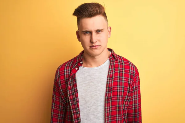 Homem Bonito Jovem Vestindo Camisa Casual Sobre Fundo Amarelo Isolado — Fotografia de Stock