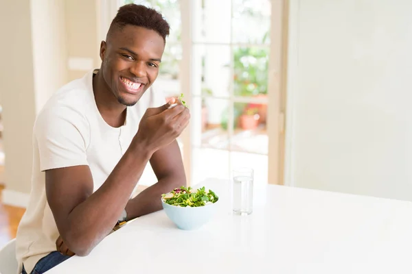 Pohledný Africké Mladý Muž Zdravý Zeleninový Salát Pomocí Fork Jídlu — Stock fotografie