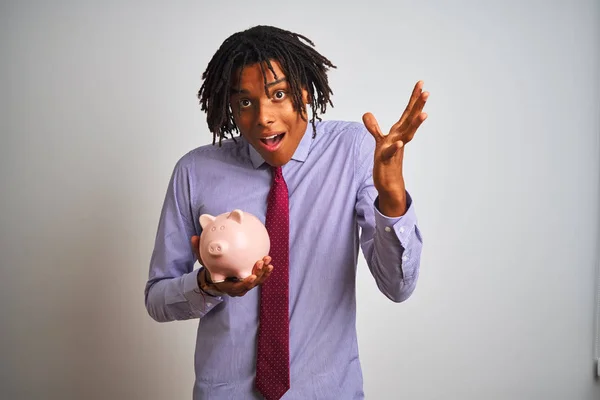 Empresário Afro Americano Com Dreadlocks Segurando Piggybank Sobre Fundo Branco — Fotografia de Stock