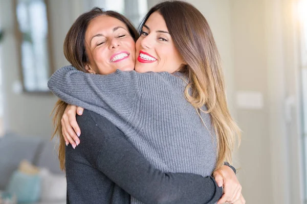 Bella Famiglia Madre Figlia Insieme Abbracci Baci Casa — Foto Stock