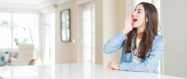 Imagen Gran Angular Hermosa Mujer Joven Sentada Mesa Blanca Casa — Foto de Stock