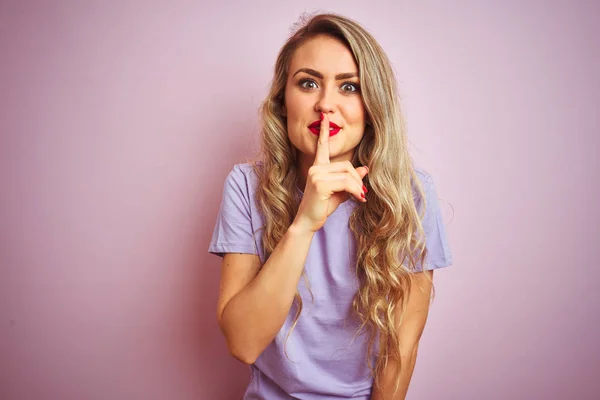 Mujer Hermosa Joven Con Camiseta Púrpura Pie Sobre Fondo Aislado —  Fotos de Stock