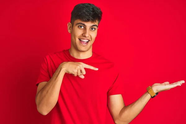 Mladý Indiánský Muž Který Nosí Tričko Stojící Nad Osamělým Červeným — Stock fotografie