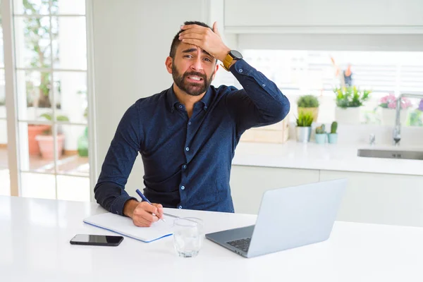 Hombre Hispano Guapo Trabajando Usando Computadora Escribiendo Papel Estresado Con — Foto de Stock