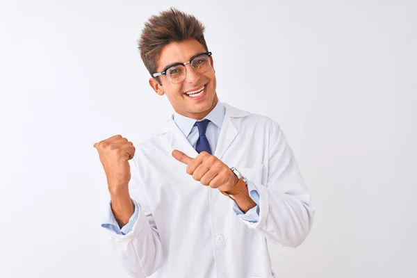 Joven Cientista Guapo Usando Gafas Abrigo Sobre Fondo Blanco Aislado — Foto de Stock