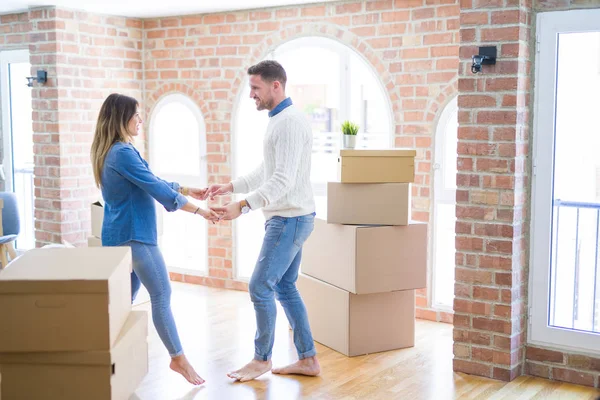 Joven Hermosa Pareja Bailando Nuevo Hogar Alrededor Cajas Cartón — Foto de Stock