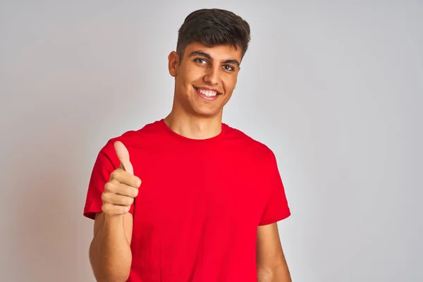 Zole Beyaz Arka Plan Üzerinde Duran Kırmızı Shirt Giyen Genç — Stok fotoğraf