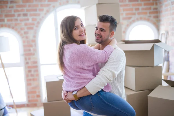 Jovem Lindo Casal Abraçando Amor Celebrando Muito Feliz Mudar Para — Fotografia de Stock