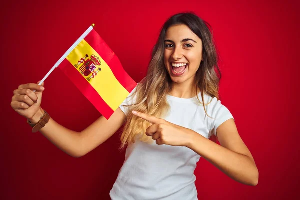 Joven Hermosa Mujer Sosteniendo Bandera Española Sobre Fondo Rojo Aislado —  Fotos de Stock