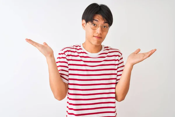 Joven Hombre Chino Con Gafas Camiseta Rayas Pie Sobre Fondo — Foto de Stock