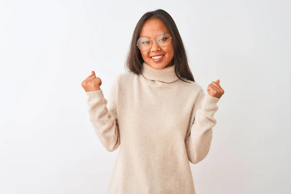 Jovem Chinesa Vestindo Camisola Gola Alta Óculos Sobre Fundo Branco — Fotografia de Stock