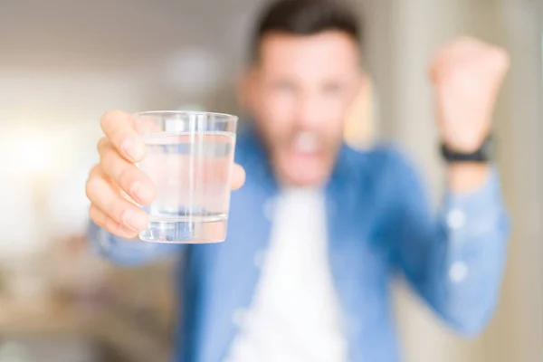 Ung Stilig Man Dricker Ett Glas Vatten Hemma Irriterad Och — Stockfoto