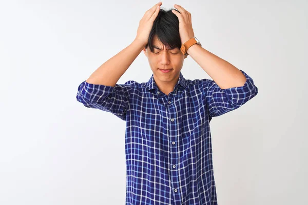 Joven Hombre Chino Con Camisa Azul Casual Pie Sobre Fondo —  Fotos de Stock