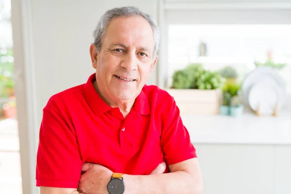 Hombre mayor guapo sonriendo confiado con los brazos cruzados — Foto de Stock