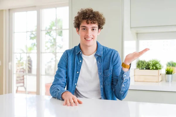 Joven Hombre Guapo Con Chaqueta Vaquera Casual Casa Sonriendo Alegre —  Fotos de Stock