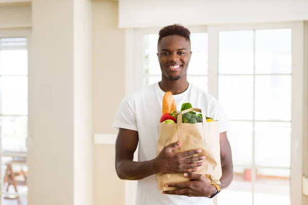 Afroameričan Který Drží Papírový Sáček Plný Čerstvých Potravin Šťastnou Tváří — Stock fotografie