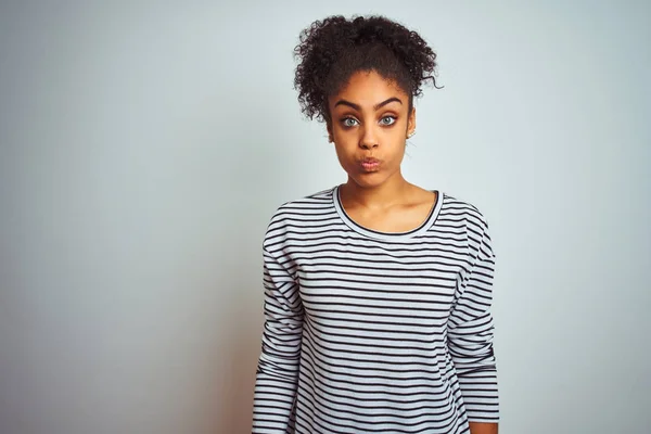 Africká Američanka Nosí Sobě Pruhovanou Košili Která Stojí Nad Osamělé — Stock fotografie