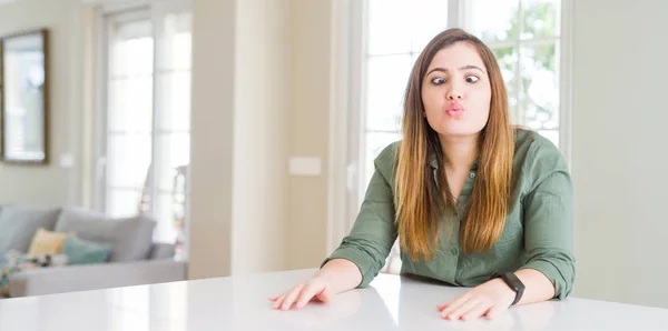 Mooie Jonge Vrouw Thuis Het Maken Van Vis Gezicht Met — Stockfoto