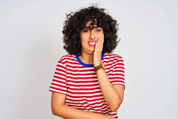 Mujer Árabe Joven Con Pelo Rizado Que Lleva Una Camiseta —  Fotos de Stock