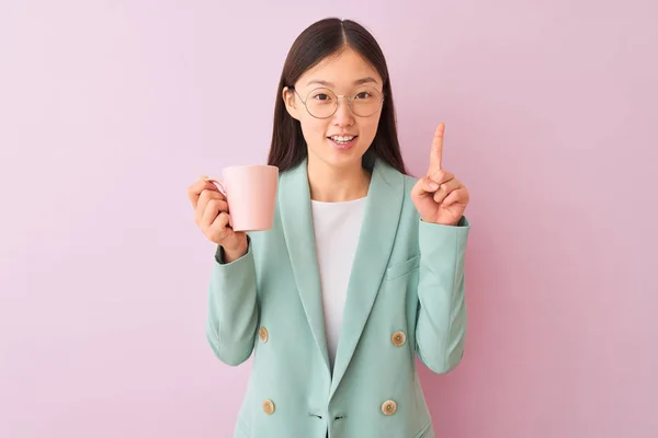 Νέος Κινέζος Επιχειρηματίας Φορώντας Γυαλιά Πίνοντας Καφέ Πάνω Από Απομονωμένο — Φωτογραφία Αρχείου