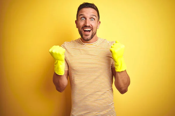 Jovem Homem Bonito Vestindo Luvas Limpeza Para Tarefas Domésticas Sobre — Fotografia de Stock