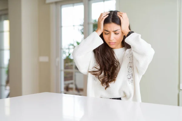 Junge Schöne Frau Hause Auf Weißem Tisch Leiden Unter Kopfschmerzen — Stockfoto