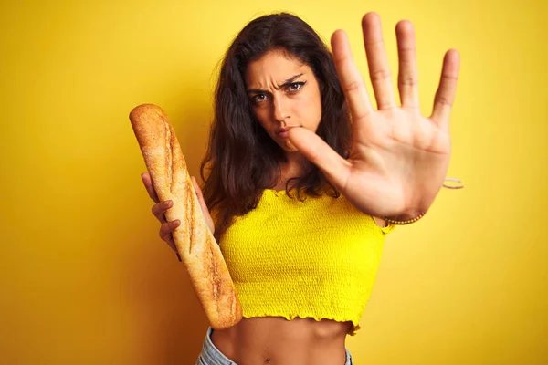 Ung Vacker Baker Kvinna Håller Bröd Stående Över Isolerad Gul — Stockfoto