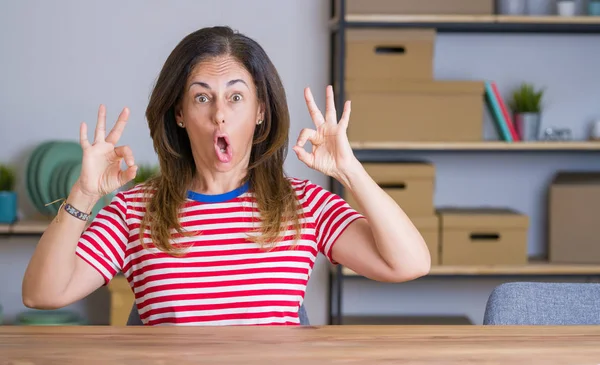 Mulher Meia Idade Sênior Sentado Mesa Casa Olhando Surpreso Chocado — Fotografia de Stock