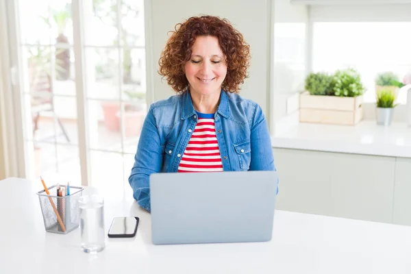 Mulher Sênior Trabalhando Usando Laptop Computador Com Rosto Feliz Sorrindo — Fotografia de Stock