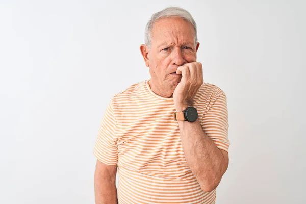 Starší Šedovlasý Muž Oblečený Proužkované Košile Stojící Nad Izolovaným Bílým — Stock fotografie