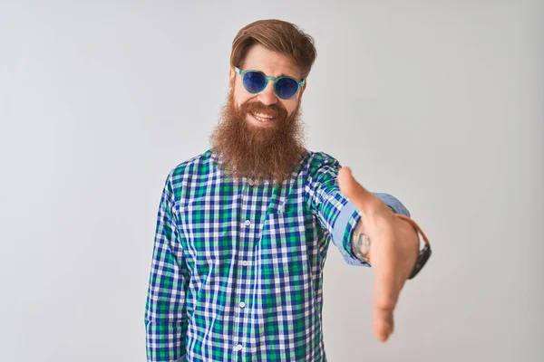 Młody Rudowłosy Irlandzki Człowiek Ubrany Casual Shirt Okulary Przeciwsłoneczne Białym — Zdjęcie stockowe
