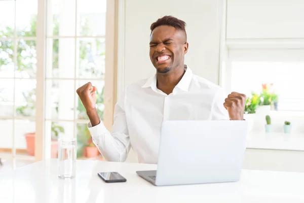 African American Business Man Werken Met Behulp Van Laptop Erg — Stockfoto