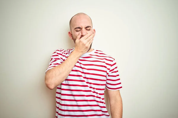 Joven Hombre Calvo Con Barba Llevando Casual Rayas Camiseta Roja — Foto de Stock