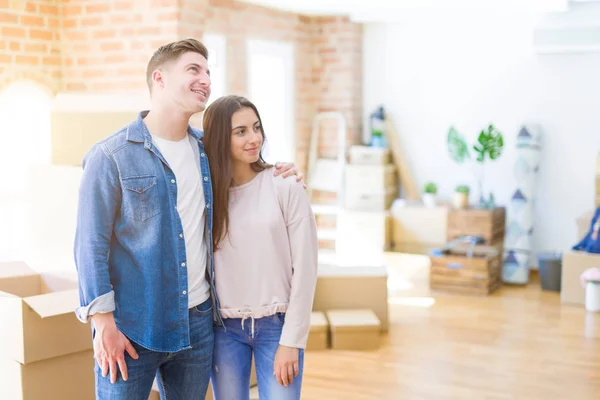 Belo Jovem Casal Mudando Para Uma Nova Casa Olhando Para — Fotografia de Stock