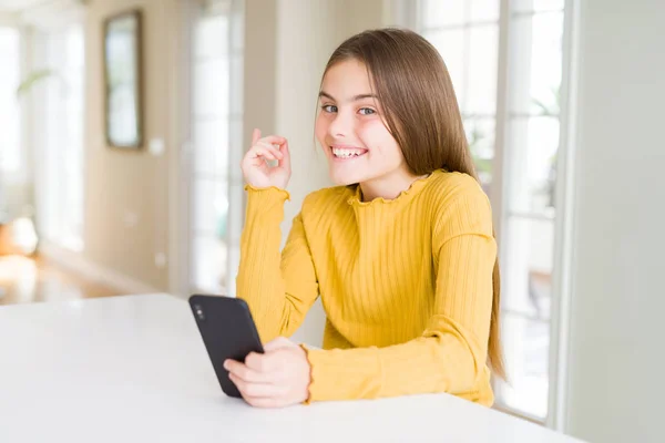 Menina Bonita Criança Enviando Uma Mensagem Usando Smartphone Muito Feliz — Fotografia de Stock