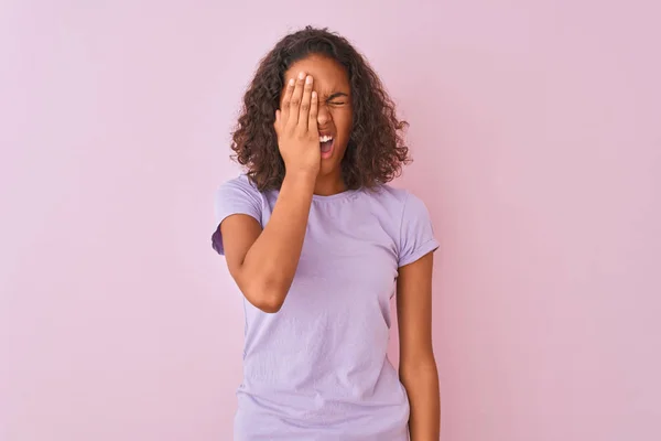 Jovem Brasileira Vestindo Camiseta Sobre Fundo Rosa Isolado Bocejo Cansado — Fotografia de Stock