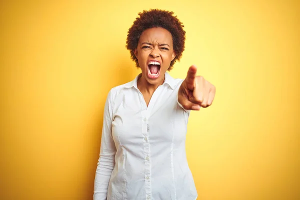 Mujer Negocios Afroamericana Sobre Fondo Amarillo Aislado Señalando Disgustado Frustrado — Foto de Stock