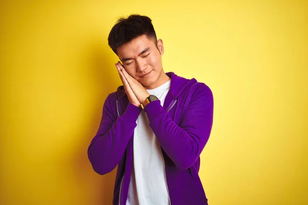 Jovem Asiático Chinês Homem Vestindo Camisola Roxa Sobre Isolado Amarelo — Fotografia de Stock