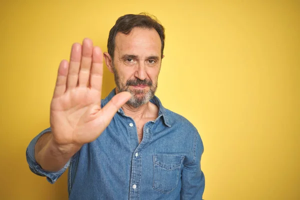 Schöner Älterer Mann Mittleren Alters Mit Grauen Haaren Vor Isoliertem — Stockfoto