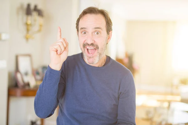 Bonito Homem Meia Idade Casa Apontando Dedo Para Cima Com — Fotografia de Stock