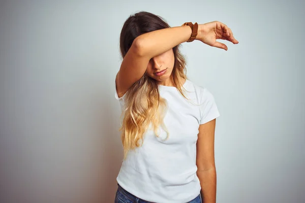 Mujer Hermosa Joven Que Usa Una Camiseta Blanca Casual Sobre —  Fotos de Stock