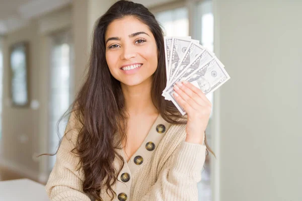 Νέα Γυναίκα Κρατώντας Δολάρια Χαρτονομίσματα Ένα Χαρούμενο Πρόσωπο Στέκεται Και — Φωτογραφία Αρχείου