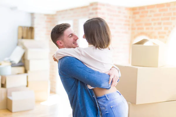 Bonito jovem casal abraçando no amor, muito feliz movendo-se para um n — Fotografia de Stock