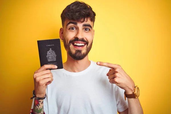 Молода Людина Татуюванням Канаді Канадський Паспорт Над Ізольованою Жовтим Фоном — стокове фото