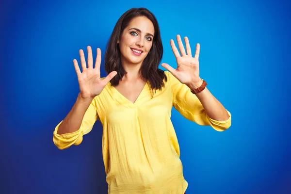 Young Beautiful Woman Wearing Yellow Shirt Standing Blue Isolated Background — Stock Photo, Image