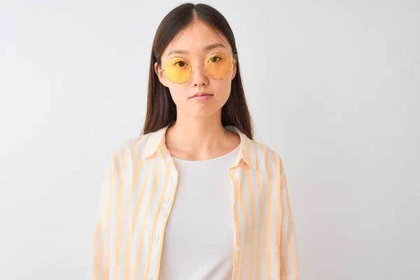 Joven Mujer China Con Camisa Rayas Gafas Sobre Fondo Blanco —  Fotos de Stock